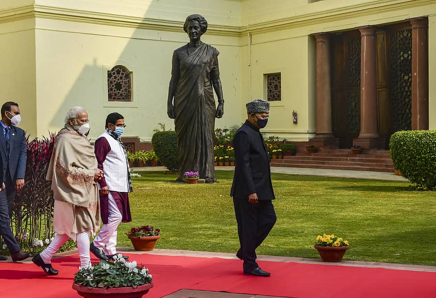 ಬಜೆಟ್‌ ಅಧಿವೇಶನ ಸೋಮವಾರ ಆರಂಭವಾಗಿದ್ದು, ಜಂಟಿ ಅಧಿವೇಶನವನ್ನು ಉದ್ದೇಶಿಸಿ ಮಾತನಾಡಲು ರಾಷ್ಟ್ರಪತಿ ರಾಮನಾಥ ಕೋವಿಂದ್‌ ಸಂಸತ್ತಿಗೆ ಬಂದರು. ಪ್ರಧಾನಿ ನರೇಂದ್ರ ಮೋದಿ, ಸಂಸದೀಯ ವ್ಯವಹಾರಗಳ ಸಚಿವ ಪ್ರಲ್ಹಾದ ಜೋಶಿ ಇದ್ದರು   -ಪಿಟಿಐ ಚಿತ್ರ