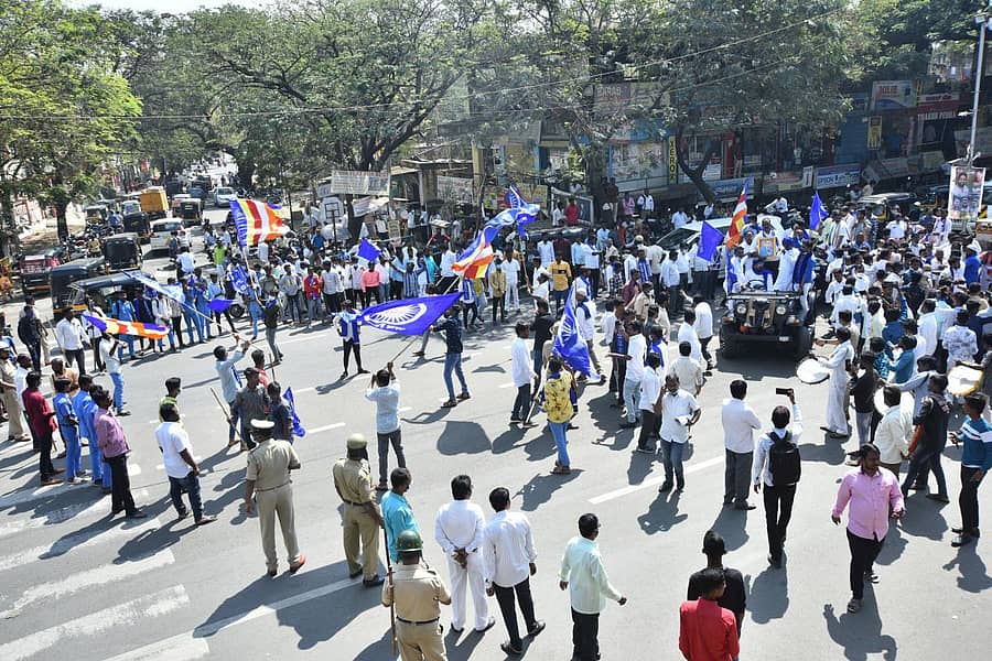 ದಲಿತ ಸೇನೆ ಕಾರ್ಯಕರ್ತರು ಕಲಬುರಗಿಯ ಮಿನಿ ವಿಧಾನಸೌಧದ ಎದುರು ರಸ್ತೆ ತಡೆ ನಡೆಸಿದರು