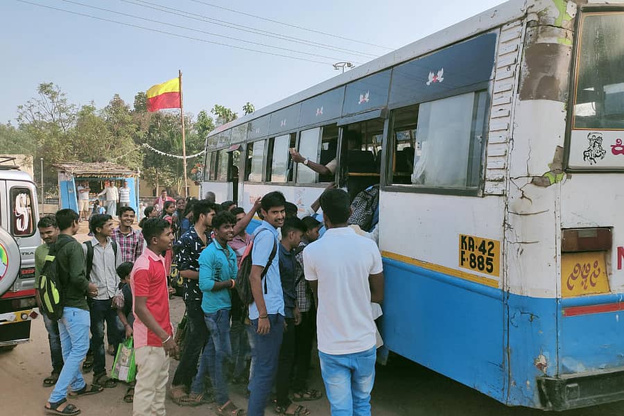 ತಲ್ಲೂರ ಸಮೀಪದ ಆಲದಕಟ್ಟಿ ಕೆ.ಎಂ. ಗ್ರಾಮದಲ್ಲಿ ಬಸ್ ಹತ್ತಲು ವಿದ್ಯಾರ್ಥಿಗಳು ಹರಸಾಹಸ ಪಡುತ್ತಿರುವುದು