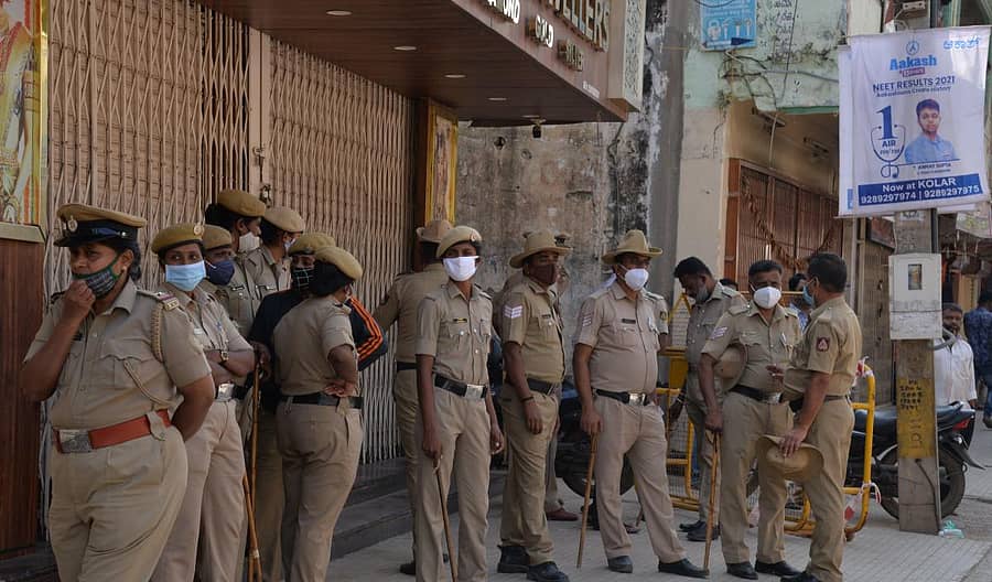 ನಗರಸಭೆ ಮಳಿಗೆಗಳಲ್ಲಿ ಅನಧಿಕೃತವಾಗಿ ಮುಂದುವರಿದಿದ್ದ ಮಳಿಗೆದಾರರ ತೆರವು ಕಾರ್ಯಾಚರಣೆ ಹಿನ್ನೆಲೆಯಲ್ಲಿ ಕೋಲಾರದ ಎಂ.ಜಿ ರಸ್ತೆಯಲ್ಲಿ ಸೋಮವಾರ ಬಿಗಿ ಪೊಲೀಸ್‌ ಬಂದೋಬಸ್ತ್‌ ಮಾಡಲಾಗಿತ್ತು