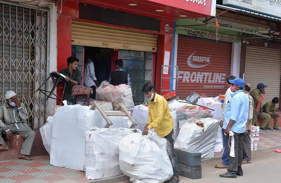 ಬಾಡಿಗೆ ಕರಾರು ಅವಧಿ ಮುಗಿದ ಮಳಿಗೆದಾರರು ನಗರಸಭೆ ಸೂಚನೆಯಂತೆ ಸೋಮವಾರ ಮಳಿಗೆಯಲ್ಲಿನ ಸರಕುಗಳನ್ನು ಹೊರ ಸಾಗಿಸಿ ಮಳಿಗೆ ಖಾಲಿ ಮಾಡಿದರು