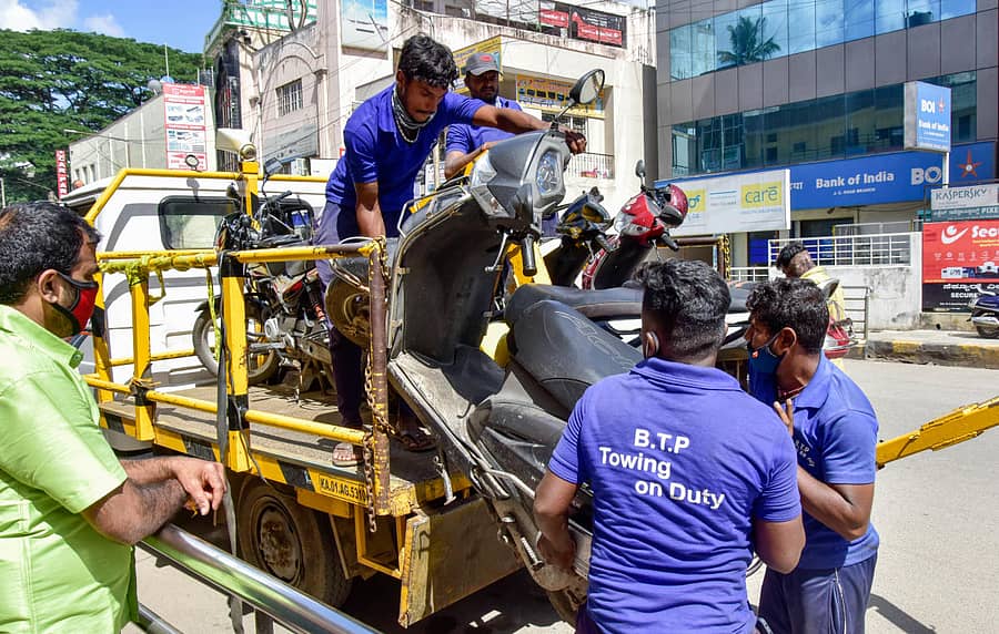 ದ್ವಿಚಕ್ರ ವಾಹನವನ್ನು ಸಿಬ್ಬಂದಿ ಟೋಯಿಂಗ್ ಮಾಡಿದರು – ಸಂಗ್ರಹ ಚಿತ್ರ