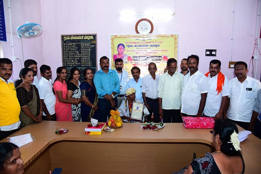 ಹೆಬ್ರಿ ಸಮೀಪದ ಮುದ್ರಾಡಿ ಗ್ರಾಮ ಪಂಚಾಯಿತಿಯಲ್ಲಿ ಅಟೆಂಡರ್ ಆಗಿದ್ದ ಸೀತು ಪೂಜಾರಿ ಅವರು ಸೇವಾ ನಿವೃತ್ತಿ ಹೊಂದಿದ್ದು, ಸೋಮವಾರ ಅವರನ್ನು ಅಭಿನಂದಿಸಲಾಯಿತು.