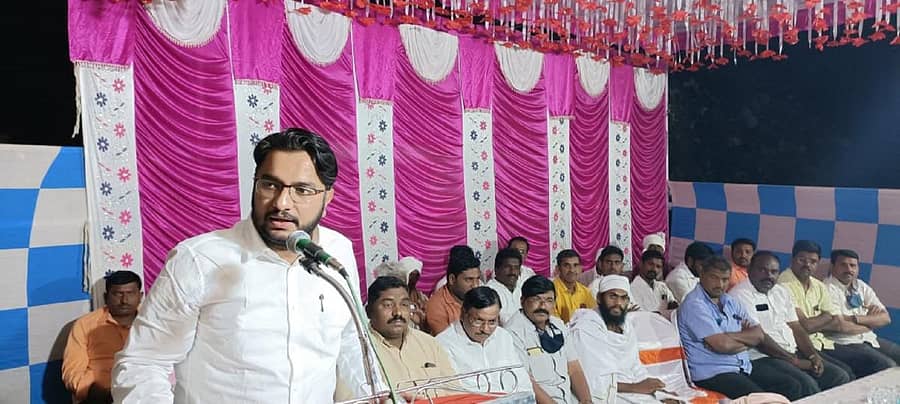 ಚಿಂಚೋಳಿ ತಾಲ್ಲೂಕು ಬಾವಿತಾಂಡಾದಲ್ಲಿ ನಡೆದ ಸೇವಾಲಾಲ್ ಮರಿಯಮ್ಮ ದೇವಿಯ ಜಾತ್ರಾ ಮಹೋತ್ಸವದಲ್ಲಿ ಶಾಸಕ ಡಾ. ಅವಿನಾಶ ಜಾಧವ ಮಾತನಾಡಿದರು. ಅಶೋಕ ಚವ್ಹಾಣ, ಸಂಜೀವಕುಮಾರ ಚವ್ಹಾಣ, ಜಗದೀಶಸಿಂಗ ಠಾಕೂರ, ಚಂದ್ರಶೆಟ್ಟಿ ಜಾಧವ ಇದ್ದರು