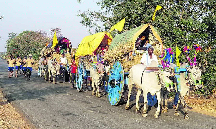 ಹೂವಿನಹಡಗಲಿ ತಾಲ್ಲೂಕು ಮೈಲಾರ ಸುಕ್ಷೇತ್ರಕ್ಕೆ ಸಾಲು ಸಾಲಾಗಿ ಹೊರಟಿರುವ ಸವಾರಿ ಬಂಡಿಗಳು (ಪ್ರಜಾವಾಣಿ ಸಂಗ್ರಹ ಚಿತ್ರ)