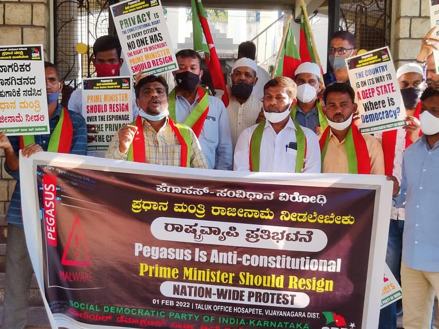 ಪ್ರಧಾನಿ ನರೇಂದ್ರ ಮೋದಿ ರಾಜೀನಾಮೆಗೆ ಆಗ್ರಹಿಸಿ ಎಸ್ಡಿಪಿಐ ಕಾರ್ಯಕರ್ತರು ಹೊಸಪೇಟೆ ತಹಶೀಲ್ದಾರ್ ಕಚೇರಿ ಎದುರು ಪ್ರತಿಭಟನೆ ನಡೆಸಿದರು