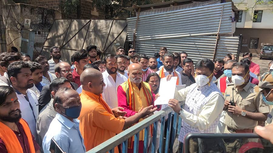 ಜಾತ್ರೆ, ಪಲ್ಲಕ್ಕಿ ಉತ್ಸವ, ರಥೋತ್ಸವಕ್ಕೆ ಅನುಮತಿ ನೀಡುವಂತೆ ಆಗ್ರಹಿಸಿ ಶ್ರೀರಾಮಸೇನೆ ಕಾರ್ಯಕರ್ತರು ಬೆಳಗಾವಿಯಲ್ಲಿ ಜಿಲ್ಲಾಧಿಕಾರಿ ಎಂ.ಜಿ. ಹಿರೇಮಠ ಅವರಿಗೆ ಶುಕ್ರವಾರ ಮನವಿ ಸಲ್ಲಿಸಿದರು