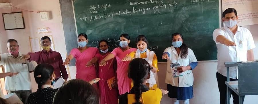 ಯಲಬುರ್ಗಾ ತಾಲ್ಲೂಕು ಗೆದಗೇರಿ ಗ್ರಾಮದ ಸರ್ಕಾರಿ ಪ್ರೌಢ ಶಾಲೆಯಲ್ಲಿ ನಡೆದ ಕುಷ್ಠರೋಗ ಜಾಗೃತಿ ಅಭಿಯಾನದಲ್ಲಿ ಪ್ರತಿಜ್ಞಾವಿಧಿ ಬೋಧಿಸಲಾಯಿತು