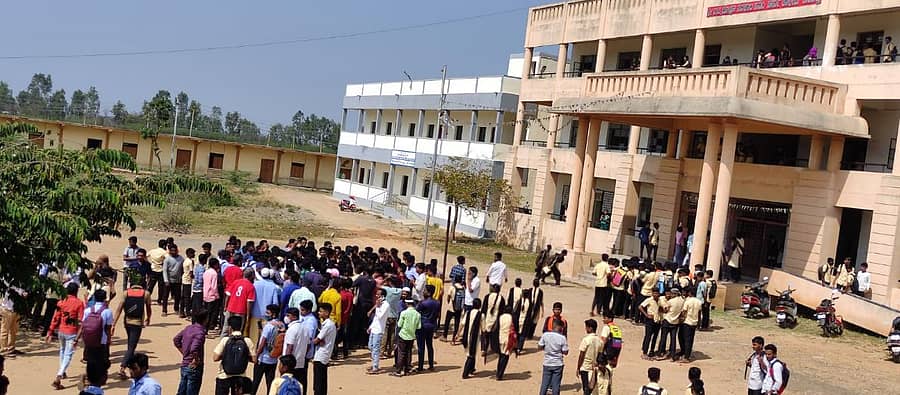 ಸವದತ್ತಿ ಕಾಲೇಜಲ್ಲೂ ಹಿಜಾಬ್- ಕೇಸರಿ ಶಾಲು ಗೊಂದಲ
