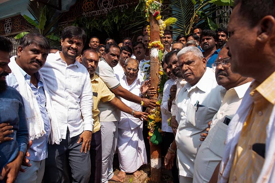 ದಾವಣಗೆರೆಯ ದುರ್ಗಾಂಬಿಕಾ ಜಾತ್ರೆ ಅಂಗವಾಗಿ ಶಾಸಕ ಶಾಮನೂರು ಶಿವಶಂಕರಪ್ಪ ಅವರ ನೇತೃತ್ವದಲ್ಲಿ ಹಂದರಕಂಬ ಪೂಜೆ ನೆರೆವೇರಿಸಲಾಯಿತು –ಪ್ರಜಾವಾಣಿ ಚಿತ್ರ