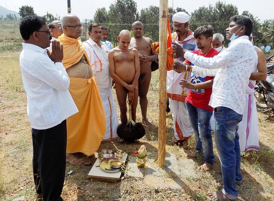 ಹಳೇಬೀಡು ಸಮೀಪದ ಅಡಗೂರು ಜೈನರ ಗುತ್ತಿಯಲ್ಲಿ ಭಾನುವಾರ ಪಾರ್ಶ್ವನಾಥ ತೀರ್ಥಂಕರರ ಕಳಸಾಭಿಷೇಕ ವಾರ್ಷಿಕ ಪೂಜೆಯ ಅಂಗವಾಗಿ ಜೈನ ಮುನಿಗಳಾದ ಪುಣ್ಯಸಾಗರ ಮುನಿ ಮಹಾರಾಜ್ ಹಾಗೂ ವೀರಸಾಗರ ಮುನಿ ಮಹಾರಾಜರ ಸಮ್ಮುಖದಲ್ಲಿ ಧರ್ಮ ಧ್ವಜಾರೋಹಣ ನಡೆಯಿತು