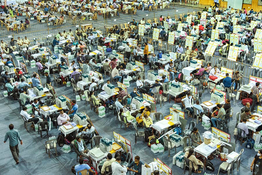 ಮತಗಟ್ಟೆ ಅಧಿಕಾರಿಗಳು ಚುನಾವಣಾ ಸಾಮಗ್ರಿಗಳ ಜತೆಗೆ ನಿಯೋಜನೆಯಾದ ಮತಗಟ್ಟೆಗಳಿಗೆ ತೆರಳುವ ಮುನ್ನ ಗೋವಾದ ಶ್ಯಾಮ್ ಪ್ರಸಾದ್ ಮುಖರ್ಜಿ ಸ್ಟೇಡಿಯಂನಲ್ಲಿ ಭಾನುವಾರ ಸೇರಿದ್ದರು –ಪಿಟಿಐ ಚಿತ್ರ