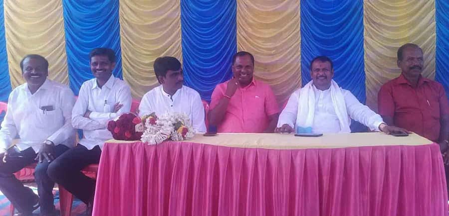 ಹಿರಿಯೂರು ತಾಲ್ಲೂಕಿನ ವಾಣಿವಿಲಾಸ ಜಲಾಶಯದ ಸಮೀಪ ಭಾನುವಾರ ಬಿಜೆಪಿ ಮುಖಂಡ ಸಿದ್ದೇಶ್ ಯಾದವ್ ಅಧ್ಯಕ್ಷತೆಯಲ್ಲಿ ಕಾಡುಗೊಲ್ಲ ಮುಖಂಡರ ಸಭೆ ನಡೆಯಿತು.