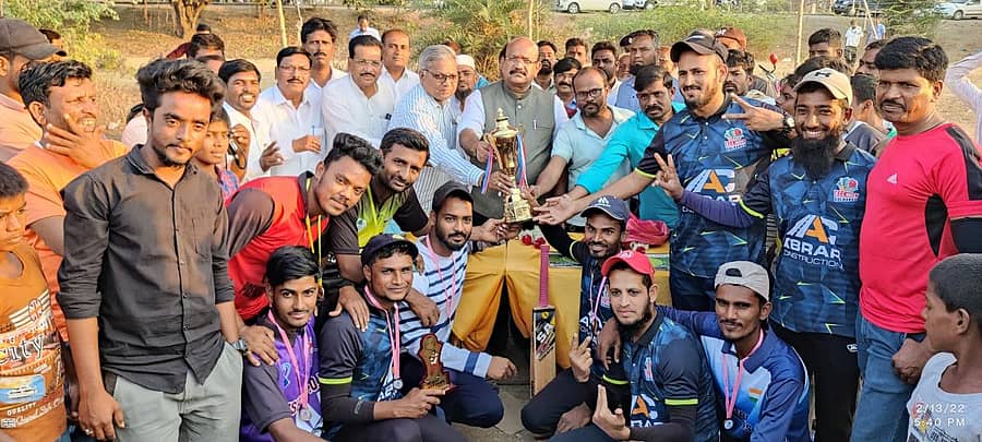 ಚಿಂಚೋಳಿ ತಾಲ್ಲೂಕು ಚಿಮ್ಮಾಈದಲಾಯಿ ಗ್ರಾಮದಲ್ಲಿ ನಡೆದ ದಿವಂಗತ ಪುನೀತ ರಾಜಕುಮಾರ ಸ್ಮಾರಕ ಕ್ರಿಕೆಟ್ ಟೂರ್ನಿಯ ಫೈನಲ್ ಪದ್ಯದಲ್ಲಿ ಗೆದ್ದ ನೀಮಾಹೊಸಳ್ಳಿ ತಂಡಕ್ಕೆ ಕಲಬುರಗಿ ಸಂಸದ ಡಾ. ಉಮೇಶ ಜಾಧವ ಟ್ರೋಫಿ ಹಾಗೂ ನಗದು ಬಹುಮಾನ ಭಾನುವಾರ ವಿತರಿಸಿದರು