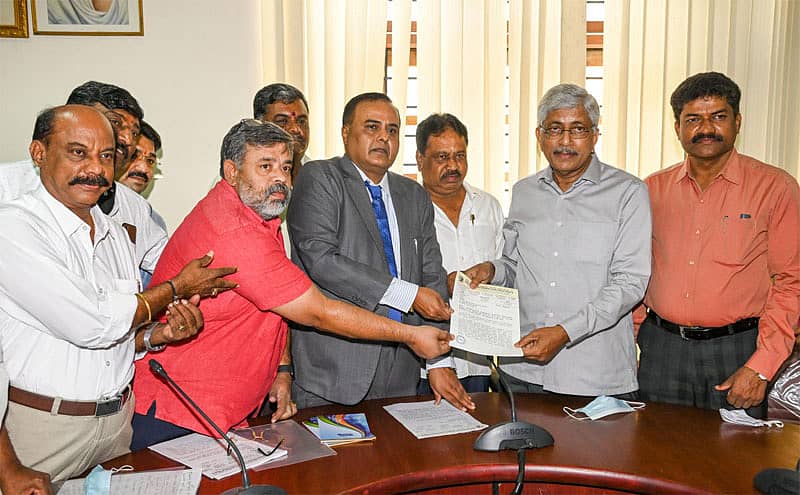 ವೇಣುಗೋಪಾಲ್ ಅವರು ಜಯಪ್ರಕಾಶ್ ಹೆಗ್ಡೆ ಅವರಿಗೆ ಮನವಿಪತ್ರ ಸಲ್ಲಿಸಿದರು. ಕರ್ನಾಟಕ ರಾಜ್ಯ ಅತಿ ಹಿಂದುಳಿದ ವರ್ಗಗಳ ಜಾಗೃತ ವೇದಿಕೆಯ ಪ್ರಧಾನ ಕಾರ್ಯದರ್ಶಿ ಎಂ.ನಾಗರಾಜು, ಖಜಾಂಚಿ ಎಲ್.ಎ.ಮಂಜುನಾಥ್, ಹುಚ್ಚಪ್ಪ ಹಾಗೂ ವೇದಿಕೆಯ ಪದಾಧಿಕಾರಿಗಳು ಇದ್ದರು –ಪ್ರಜಾವಾಣಿ ಚಿತ್ರ