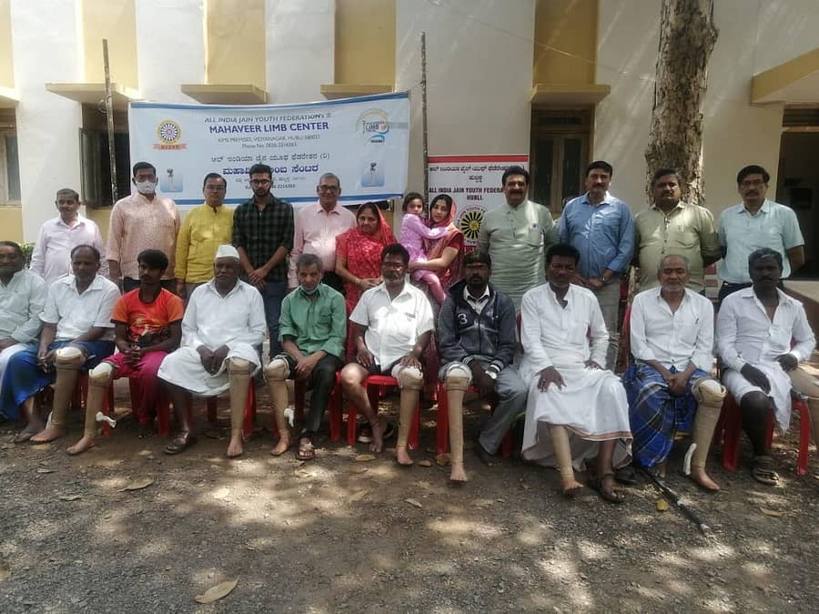 ಅಖಿಲ ಭಾರತ ಜೈನ್ ಯುವ ಫೆಡರೇಷನ್‌ನ ಮಹಾವೀರ ಲಿಂಬ್ ಸೆಂಟರ್, ಪ್ರಕಾಶಚಂದ ಪ್ಯಾರೆಲಾಲ್ ಭಲಗಟ ಚಾರಿಟಬಲ್ ಟ್ರಸ್ಟ್, ಸೂರಜ್ ಫಾರ್ಮಾ ಹಾಗೂ ದ ಮೆಡಿಸಿನ್ ಹೌಸ್ ಸಹಯೋಗದಲ್ಲಿ, ಪ್ರಕಾಶಚಂದ ಅವರ ತಾಯಿ ಬದಾಮಿಬಾಯಿ ಪ್ಯಾರೆಲಾಲ್‌ಜಿ ಭಲಗಟ ಸ್ಮರಣಾರ್ಥವಾಗಿ ಹುಬ್ಬಳ್ಳಿಯ ಕಿಮ್ಸ್ ಆವರಣದಲ್ಲಿರುವ ಲಿಂಬ್ ಸೆಂಟರ್‌ನಲ್ಲಿ ಮಂಗಳವಾರ ಅಂಗವಿಕಲರಿಗೆ ಉಚಿತವಾಗಿ ಕೃತಕ ಕಾಲುಗಳನ್ನು ಜೋಡಿಸಲಾಯಿತು