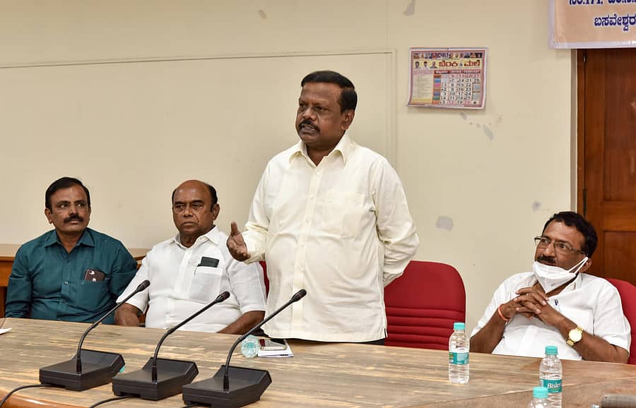 ಸಭೆಯಲ್ಲಿ ಎಲ್.ಹನುಮಂತಯ್ಯ ಮಾತನಾಡಿದರು. ಎನ್. ಕೃಷ್ಣಮೂರ್ತಿ, ಡಾ. ತಿಮ್ಮಯ್ಯ, ಆರ್.ಬಿ. ತಿಮ್ಮಾಪುರ ಇದ್ದರು –ಪ್ರಜಾವಾಣಿ ಚಿತ್ರ