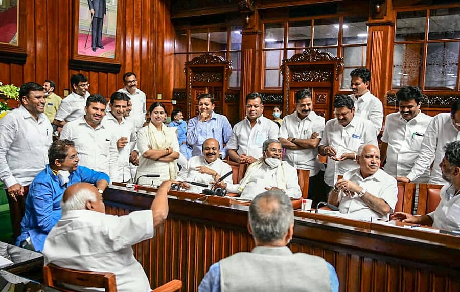 ಅಹೋರಾತ್ರಿ ಧರಣಿ ಕೈಬಿಡುವಂತೆ ಕಾಂಗ್ರೆಸ್ ಸದಸ್ಯರ ಮನವೊಲಿಸಲು ವಿಧಾನಸಭೆ ಸಭಾಂಗಣಕ್ಕೆ ಭೇಟಿ ಕೊಟ್ಟ ಸಭಾಧ್ಯಕ್ಷ ವಿಶ್ವೇಶ್ವರ ಹೆಗಡೆ ಕಾಗೇರಿ, ಮುಖ್ಯಮಂತ್ರಿ ಬಸವರಾಜ ಬೊಮ್ಮಾಯಿ, ಸಚಿವ ಆರ್.ಅಶೋಕ, ಬಿ.ಎಸ್‌.ಯಡಿಯೂರಪ್ಪ ಅವರು ಸಿದ್ದರಾಮಯ್ಯ ಮತ್ತು ಡಿ.ಕೆ.ಶಿವಕುಮಾರ್‌ ಅವರ ಜತೆ ಚರ್ಚಿಸಿದರು. ಕಾಂಗ್ರೆಸ್, ಬಿಜೆಪಿ ಸದಸ್ಯರೂ ಇದ್ದಾರೆ