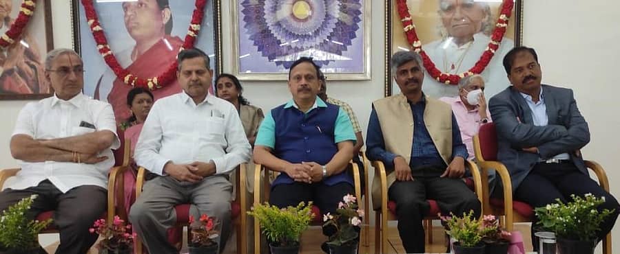 ಹೊಸ ಶಿಕ್ಷಣ ನೀತಿ-2020ರಲ್ಲಿ ವಾಣಿಜ್ಯ ಶಾಸ್ತ್ರ ಪಠ್ಯಕ್ರಮ ವಿನ್ಯಾಸ ಕುರಿತು ಕೋಲಾರ ತಾಲ್ಲೂಕಿನ ಬೆಳ್ಳೂರು ಗ್ರಾಮದಲ್ಲಿ ಶುಕ್ರವಾರ ನಡೆದ ಕಾರ್ಯಾಗಾರದಲ್ಲಿ ಬೆಂಗಳೂರು ಉತ್ತರ ವಿ.ವಿ ಕುಲಪತಿ ನಿರಂಜನ ವಾನಳ್ಳಿ ಪಾಲ್ಗೊಂಡರು