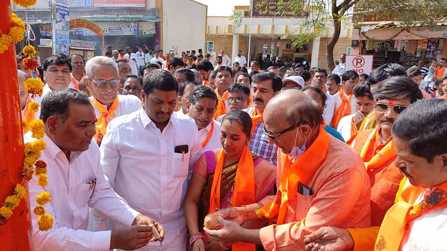 ಔರಾದ್ ಪಟ್ಟಣದಲ್ಲಿ ಶನಿವಾರ ನಡೆದ ಶಿವಾಜಿ ಜಯಂತಿ ಕಾರ್ಯಕ್ರಮದಲ್ಲಿ ಪಟ್ಟಣ ಪಂಚಾಯಿತಿ ಅಧ್ಯಕ್ಷೆ ಅಂಬಿಕಾ ಪವಾರ್, ಡಾ. ಕಲ್ಲಪ್ಪ ಉಪ್ಪೆ ಪೂಜೆ ಸಲ್ಲಿಸಿದರು