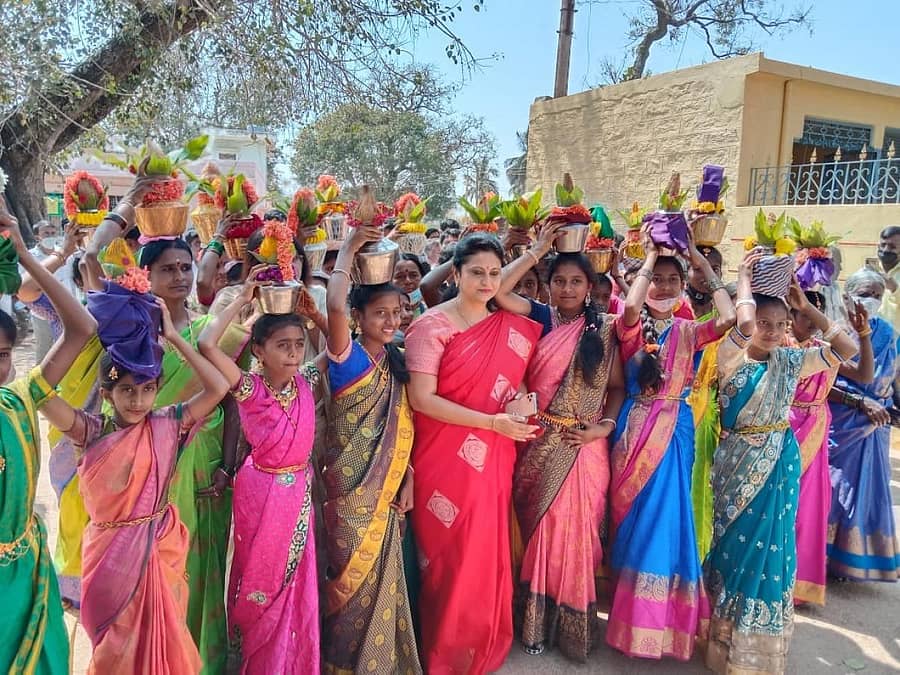 ಚಿಕ್ಕಬಳ್ಳಾಪುರ ತಾಲ್ಲೂಕಿನ ಹೊಸಹುಡ್ಯದಲ್ಲಿ ನಡೆದ ಜಿಲ್ಲಾಧಿಕಾರಿ ನಡೆ ಹಳ್ಳಿ ಕಡೆ ಕಾರ್ಯಕ್ರಮಕ್ಕೆ ಬಂದ ಜಿಲ್ಲಾಧಿಕಾರಿ ಆರ್. ಲತಾ ಅವರನ್ನು ಗ್ರಾಮದ ಹೆಣ್ಣು ಮಕ್ಕಳು ಪೂರ್ಣಕುಂಭದೊಂದಿಗೆ ಸ್ವಾಗತಿಸಿದರು