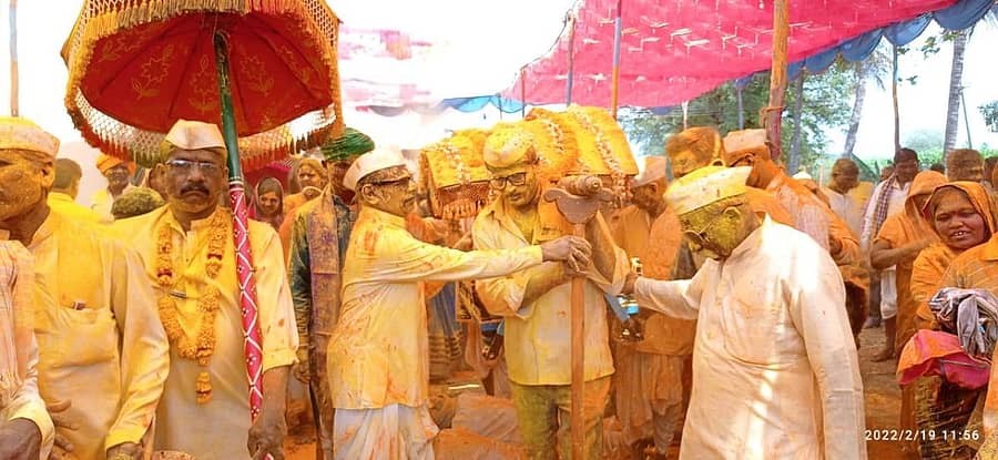ಕಲಾದಗಿ ಸಮೀಪದ ಅಂಕಲಗಿ ಗ್ರಾಮದ ಲಕ್ಷ್ಮೀದೇವಿ ಜಾತ್ರಾ ಮಹೋತ್ಸವದ ಅಂಗವಾಗಿ ಶನಿವಾರ ಪಲ್ಲಕ್ಕಿ ಮೆರವಣಿಗೆ ನಡೆಯಿತು