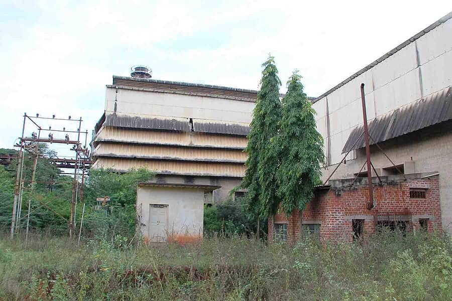 ಮುಳ್ಳುಗಿಡಗಳ ನಡುವೆ ಮುಚ್ಚಿ ಹೋಗುತ್ತಿರುವ ಹಿರಿಯೂರಿನ ವಾಣಿವಿಲಾಸ ಸಹಕಾರ ಸಕ್ಕರೆ ಕಾರ್ಖಾನೆ