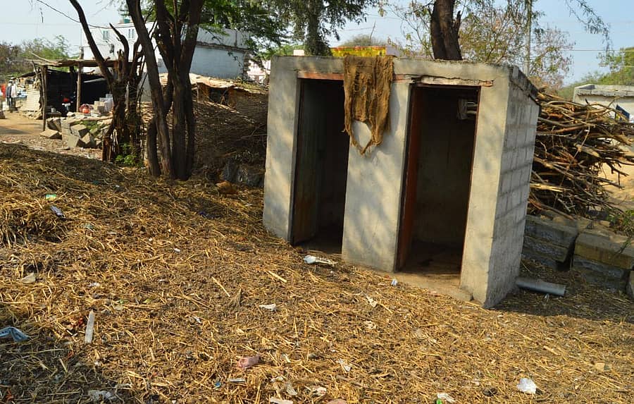 ಯಾದಗಿರಿ ತಾಲ್ಲೂಕಿನ ಬಂದಳ್ಳಿ ಗ್ರಾಮದಲ್ಲಿ ವೈಯಕ್ತಿಕ ಶೌಚಾಲಯ ನಿರ್ಮಾಣ ಮಾಡಿಕೊಂಡು ಬಳಕೆ ಮಾಡದೆ ಬಿಡಲಾಗಿದೆಪ್ರಜಾವಾಣಿ ಚಿತ್ರ: ರಾಜಕುಮಾರ ನಳ್ಳಿಕರ