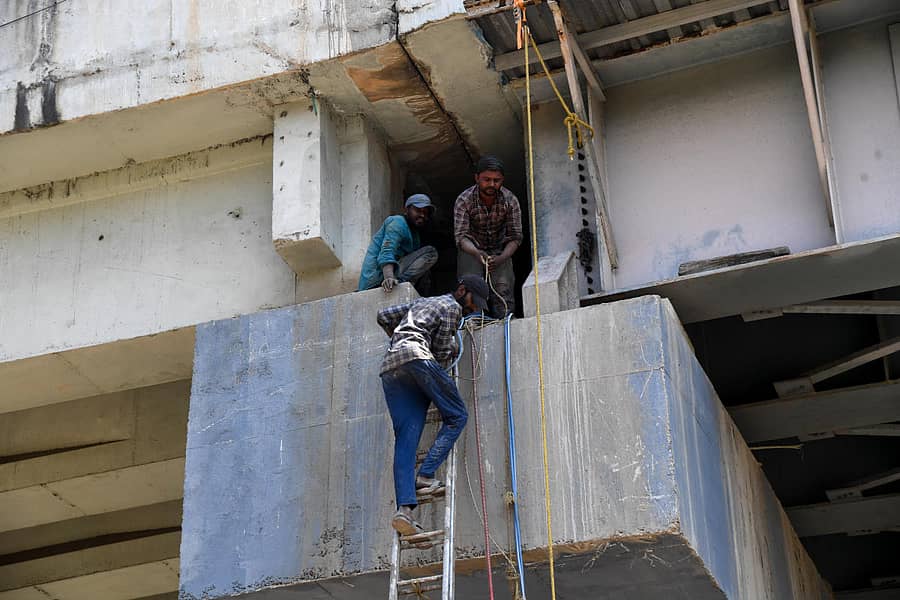 ಎಂಇಎಸ್ ಮೇಲ್ಸೇತುವೆಯನ್ನು ದುರಸ್ತಿಪಡಿಸುತ್ತಿರುವುದು ಭಾನುವಾರ ಕಂಡುಬಂತು– ಪ್ರಜಾವಾಣಿ ಚಿತ್ರ