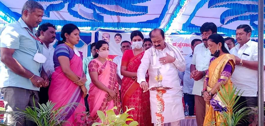 ಕೆ.ಆರ್.ಪೇಟೆ ತಾಲ್ಲೂಕಿನ ಹರಿಹರಪುರದಲ್ಲಿ ಭಾನುವಾರ ನಡೆದ ‘ಜಿಲ್ಲಾಧಿಕಾರಿ ನಡೆ ಹಳ್ಳಿಯ ಕಡೆ’ ಕಾರ್ಯಕ್ರಮವನ್ನು ಸಚಿವ ನಾರಾಯಣಗೌಡ ಉದ್ಘಾಟಿಸಿದರು. ಅಶ್ವತಿ, ರೂಪಾ, ಶಿವಾನಂದಮೂರ್ತಿ ಇದ್ದರು