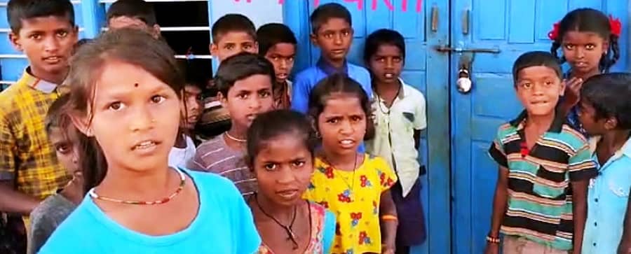 ಖಾನಾಪುರ ತಾಲ್ಲೂಕು ಗೌಳಿವಾಡಾ ಶಾಲೆಯ ವಿದ್ಯಾರ್ಥಿಗಳು ಶನಿವಾರ ಶಾಲೆಯ ಮುಂದೆ ಪ್ರತಿಭಟಿಸಿದ ದೃಶ್ಯ