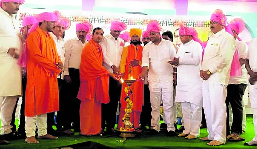 ಬಸವಕಲ್ಯಾಣದಲ್ಲಿ ಭಾನುವಾರ ನಡೆದ ಸಂತ ಸೇವಾಲಾಲ ಜಯಂತಿಯಲ್ಲಿ ಶಾಸಕ ಶರಣು ಸಲಗರ ದೀಪ ಬೆಳಗಿಸಿ ಕಾರ್ಯಕ್ರಮಕ್ಕೆ ಚಾಲನೆ ನೀಡಿದರು