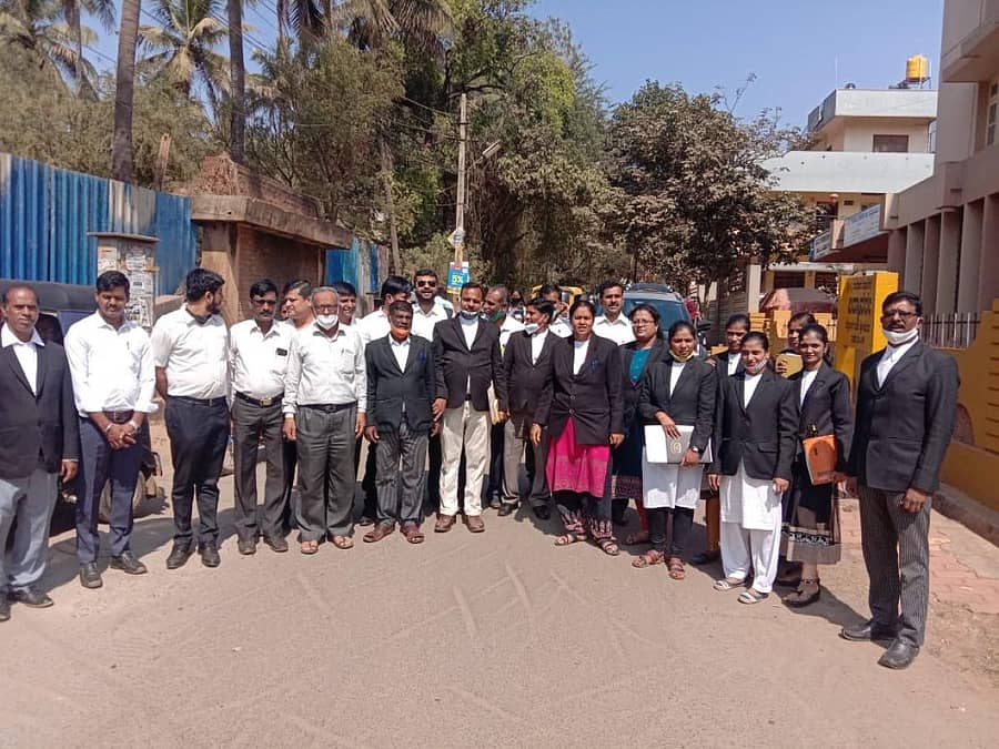 ಹುಬ್ಬಳ್ಳಿಯ ಹೊಸೂರು ಬಳಿ ಇರುವ ನೂತನ ಕೋರ್ಟ್ ಸಂಕೀರ್ಣದ ಸುತ್ತಮುತ್ತಲಿನ ರಸ್ತೆಗಳು ಹದಗೆಟ್ಟಿರುವುದನ್ನು ಖಂಡಿಸಿ, ಹುಬ್ಬಳ್ಳಿ ಯುವ ವಕೀಲರ ಸಂಘದ ಸದಸ್ಯರು ಸೋಮವಾರ ತಿಮ್ಮಸಾಗರ ರಸ್ತೆಯಲ್ಲಿ ಪ್ರತಿಭಟನೆ ನಡೆಸಿದರು