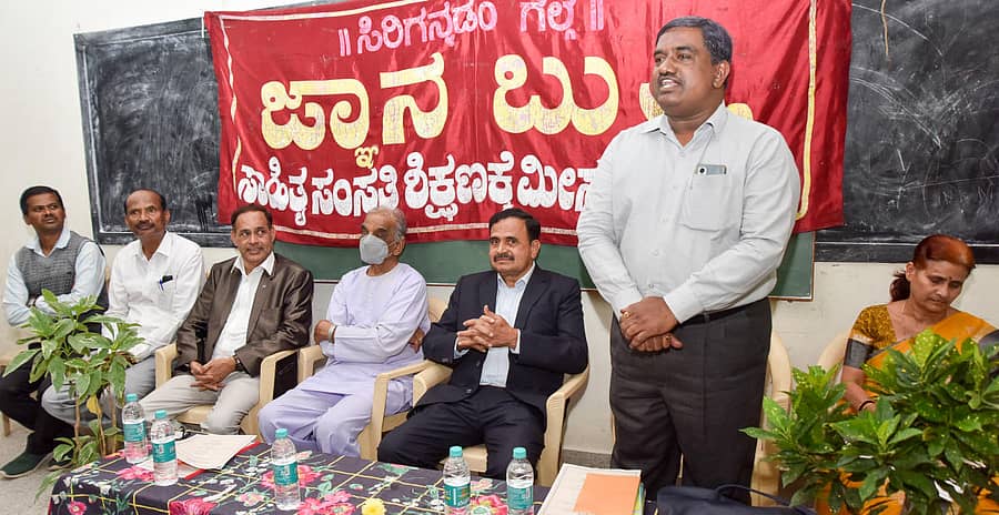 ಮೈಸೂರಿನ ಲಕ್ಷ್ಮೀಪುರಂ ಸರ್ಕಾರಿ ಪದವಿ ಪೂರ್ವ ಕಾಲೇಜಿನಲ್ಲಿ ಸೋಮವಾರ ನಡೆದ ಜ್ಞಾನಬುತ್ತಿ ಸಂಸ್ಥೆಯ ತರಬೇತಿ ಕಾರ್ಯಕ್ರಮದಲ್ಲಿ ಕುವೆಂಪು ಕನ್ನಡ ಅಧ್ಯಯನ ಸಂಸ್ಥೆಯ ನಿರ್ದೇಶಕ ಪ್ರೊ.ಎಂ.ಜಿ.ಮಂಜುನಾಥ ಮಾತನಾಡಿದರು. ಜೈನಹಳ್ಳಿ ಸತ್ಯನಾರಾಯಣ, ಕರ್ನಾಟಕ ರಾಜ್ಯ ಸಹಕಾರ ಮಾರುಕಟ್ಟೆ ನಿಗಮದ ನಿರ್ದೇಶಕ ವೈ.ಎನ್.ಶಂಕರೇಗೌಡ, ವಿಶ್ರಾಂತ ಕುಲಪತಿ ಅಂಬಳಿಕೆ ಹಿರಿಯಣ್ಣ, ಪ್ರಾಧ್ಯಾಪಕರಾದ ಡಾ.ವಿಜಯಲಕ್ಷ್ಮೀ ಎಸ್.ಕರಿಕಲ್ ಇದ್ದಾರೆ