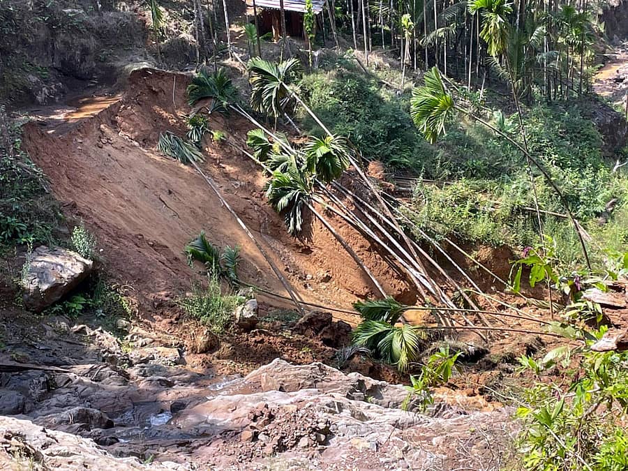 ಕಳಚೆಯಲ್ಲಿ ಕೆಲವು ದಿನಗಳ ಹಿಂದೆ ಕೆರೆ ಮತ್ತು ತೋಟದ ಪ್ರದೇಶವು ಸಂಪೂರ್ಣವಾಗಿ ಕುಸಿದಿರುವುದು