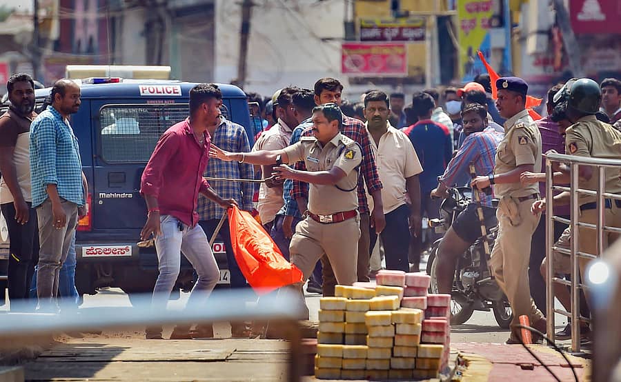 ಶಿವಮೊಗ್ಗ ನಗರದಲ್ಲಿ ಸೋಮವಾರ ಕಲ್ಲು ತೂರಾಟ ನಡೆಸುತ್ತಿದ್ದವರನ್ನು ಪೊಲೀಸ್ ಅಧಿಕಾರಿಯೊಬ್ಬರು ತಡೆಯಲು ಯತ್ನಿಸಿದರು –ಪಿಟಿಐ ಚಿತ್ರ