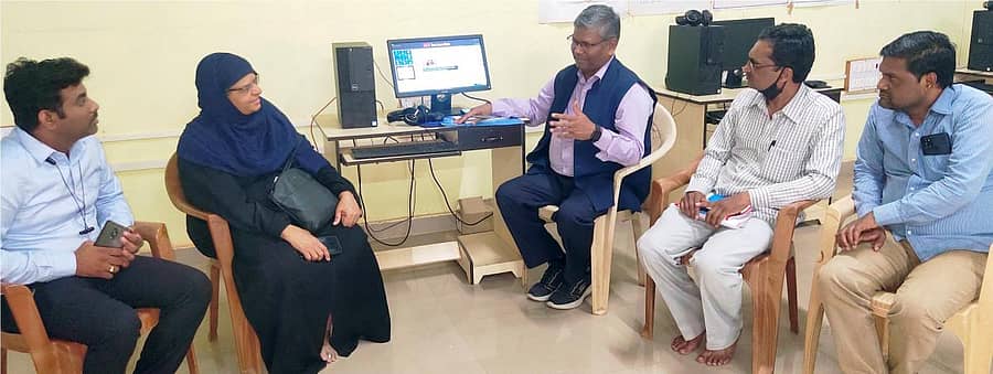 ಧಾರವಾಡದ ಡಯಟ್ ಭಾಷಾ ಪ್ರಯೋಗಾಲಯಗಳಿಗೆ ಮಂಗಳವಾರ ಭೇಟಿ ನೀಡಿದ ಡಾ. ಬಿ.ಕೆ.ಎಸ್.ವರ್ಧನ್ ಅವರು ಅಲ್ಲಿನ ಸಿಬ್ಬಂದಿಯೊಂದಿಗೆ ಸಮಾಲೋಚನೆ ನಡೆಸಿದರು