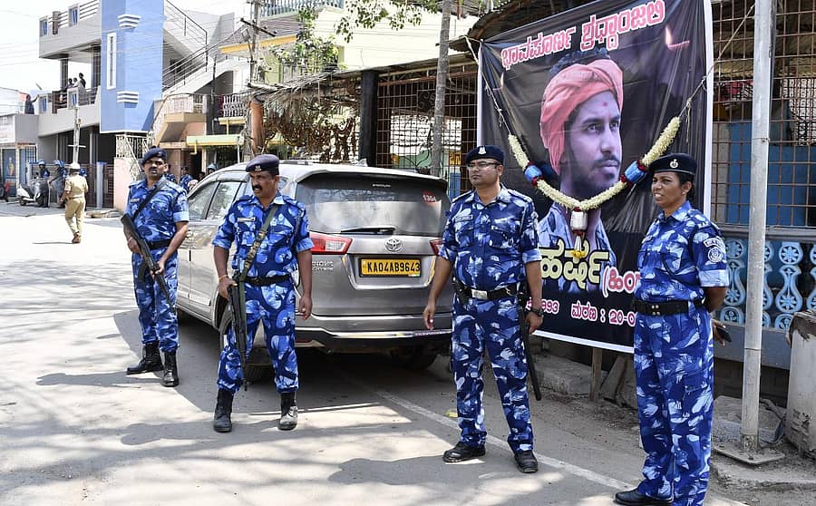 ಶಿವಮೊಗ್ಗದ ಸೂಕ್ಷ್ಮ ಪ್ರದೇಶಗಳಲ್ಲಿ ಮಂಗಳವಾರ ಕ್ಷಿಪ್ರ ಕಾರ್ಯ ಪಡೆ ನಿಯೋಜಿಸಲಾಗಿತ್ತು–ಪ್ರಜಾವಾಣಿ ಚಿತ್ರ: ಶಿವಮೊಗ್ಗ ನಾಗರಾಜ್.