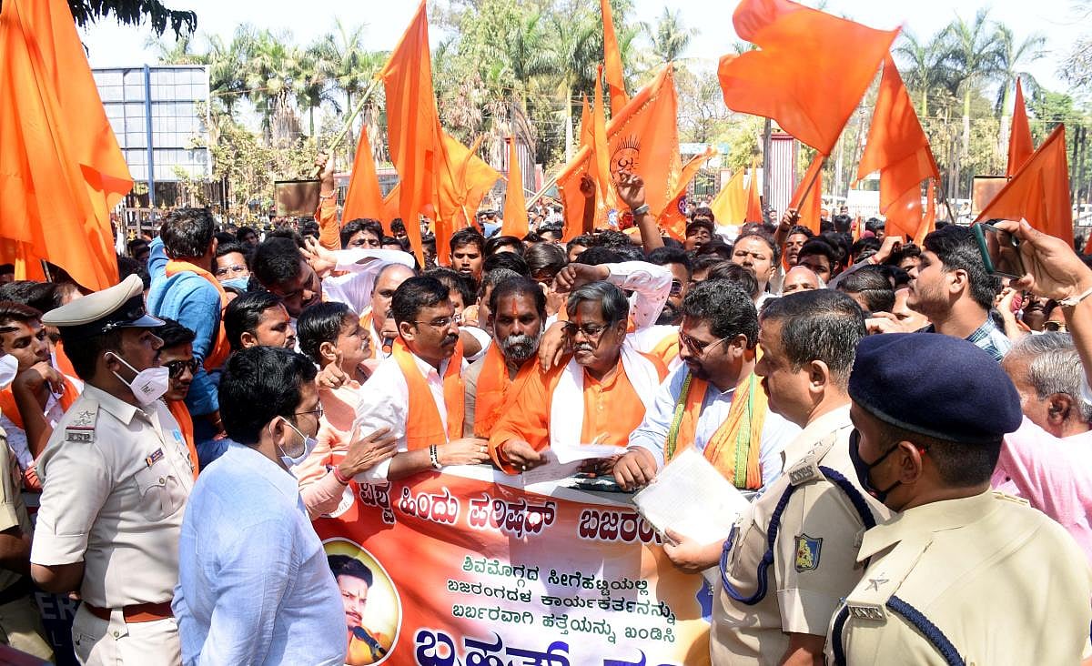 ಲವ್ ಜಿಹಾದ್ ತಡೆಗೆ ಕಠಿಣ ಕಾನೂನು ರೂಪಿಸಿ: ವಿಶ್ವ ಹಿಂದೂ ಪರಿಷತ್