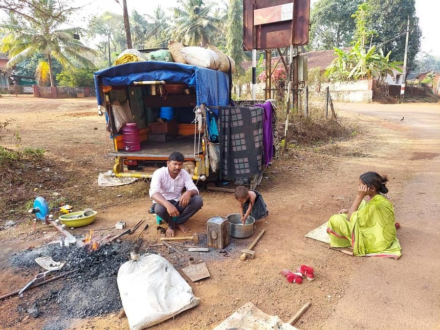 ತ್ಯಾಗರ್ತಿ ಗ್ರಾಮದ ರಸ್ತೆ ಪಕ್ಕದಲ್ಲಿ ಮಡದಿ, ಮಗಳೊಂದಿಗೆ ಸಂಚಾರಿ ಕುಲುಮೆ ಕೆಲಸ ನಿರ್ವಹಿಸುತ್ತಿರುವ ವಿನೋದ್.