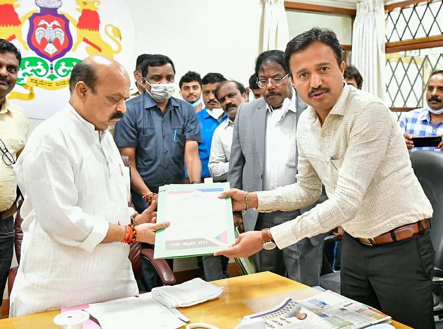 ಮುಖ್ಯಮಂತ್ರಿ ಬಸವರಾಜ ಬೊಮ್ಮಾಯಿ ಅವರಿಗೆ ರಾಜ್ಯ ಸರ್ಕಾರಿ ನೌಕರರ ಸಂಘದ ಅಧ್ಯಕ್ಷ ಸಿ.ಎಸ್‌.ಷಡಾಕ್ಷರಿ ಮನವಿ ಪತ್ರ ಸಲ್ಲಿಸಿದರು.