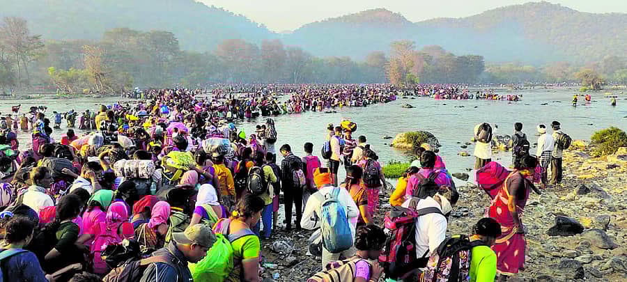 ಸಂಗಮ ಪ್ರದೇಶದಲ್ಲಿ ಕಾಲ್ನಡಿಗೆಯಲ್ಲಿ ಕಾವೇರಿ ನದಿ ದಾಟುತ್ತಿರುವ ಭಕ್ತರ ಸಮೂಹ