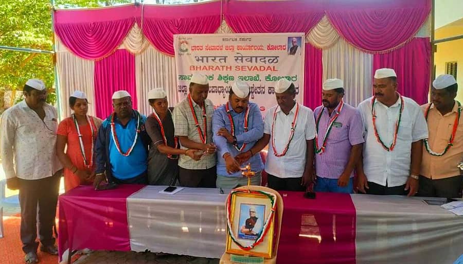 ಶ್ರೀನಿವಾಸಪುರ ತಾಲ್ಲೂಕಿನ ರೋಣೂರು ಗ್ರಾಮದಲ್ಲಿ ಈಚೆಗೆ ಏರ್ಪಡಿಸಿದ್ದ ಉಪಾಧ್ಯಾಯರ ಪುನಶ್ಚೇತನ ಕಾರ್ಯಾಗಾರವನ್ನು ಗ್ರಾಮ ಪಂಚಾಯಿತಿ ಮಾಜಿ ಅಧ್ಯಕ್ಷ ಆರ್.ಎನ್. ಚಂದ್ರಶೇಖರ್ ಉದ್ಘಾಟಿಸಿದರು