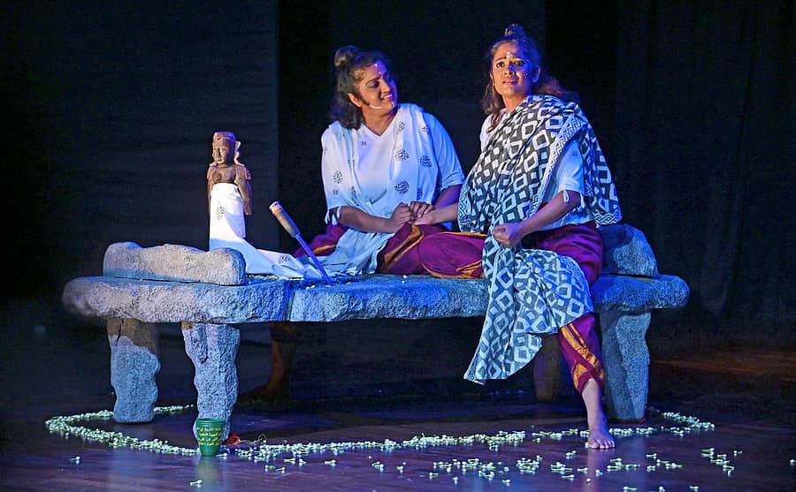 ನಗರದಲ್ಲಿ ಶನಿವಾರ ನಡೆದ ‘ಬಿಐಸಿ ಹಬ್ಬ’ದಲ್ಲಿ ಪ್ರದರ್ಶಿಸಲಾದ ‘ಡೆಸ್ಡೆಮೋನಾ ರೂಪಕಂ’ ನಾಟಕ -- –ಪ್ರಜಾವಾಣಿ ಚಿತ್ರಗಳು