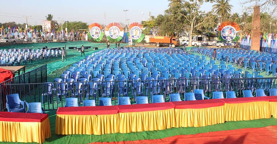 ರಾಮನಗರದ ಟಿ.ಆರ್. ಮಿಲ್ ಮೈದಾನದಲ್ಲಿ ಶನಿವಾರ ವೇದಿಕೆ ಹಾಗೂ ಆಸನಗಳನ್ನು ಸಜ್ಜುಗೊಳಿಸುವ ಕಾರ್ಯ ನಡೆದಿತ್ತು