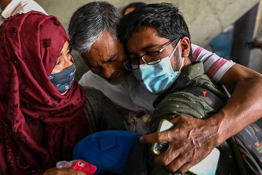 ಉಕ್ರೇನ್ನಿಂದ ವಿಶೇಷ ವಿಮಾನದ ಮೂಲಕ ಭಾನುವಾರ ಚೆನ್ನೈ ವಿಮಾನ ನಿಲ್ದಾಣಕ್ಕೆ ಬಂದಿಳಿದ ಮಗನನ್ನು ತಂದೆ ಬಿಗಿದಪ್ಪಿದ ಕ್ಷಣ –ಎಎಫ್ಪಿ ಚಿತ್ರ