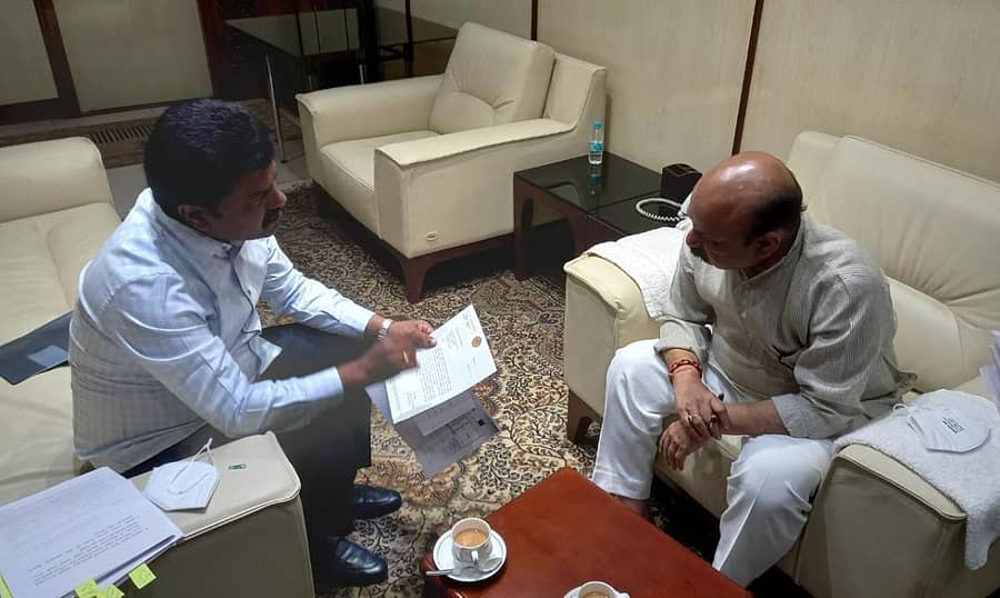 ಬೆಂಗಳೂರಿನ ವಿಧಾನಸೌಧದಲ್ಲಿ ಶನಿವಾರ ಮುಖ್ಯಮಂತ್ರಿ ಬಸವರಾಜ ಬೊಮ್ಮಾಯಿ ಅವರನ್ನು ಭೇಟಿಯಾದ ಸಂಸದ ಬಿ.ವೈ.ರಾಘವೇಂದ್ರ ಅವರು ಶಿವಮೊಗ್ಗ ಜಿಲ್ಲೆಯ ವಿವಿಧ ಅಭಿವೃದ್ಧಿ ಕಾಮಗಾರಿಗಳ ಮಂಜೂರಾತಿಗೆ ಮನವಿ ಮಾಡಿದರು.