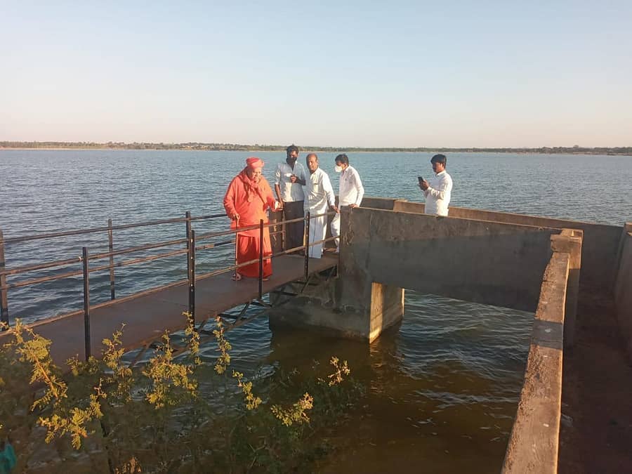 ಭರಮಸಾಗರ ದೊಡ್ಡಕೆರೆ ಏರಿ ತೂಬಿನಲ್ಲಿ ನೀರು ಸೋರಿಕೆಯಾಗುತ್ತಿರುವುದನ್ನು ಡಾ. ಶಿವಮೂರ್ತಿ ಶಿವಾಚಾರ್ಯ ಸ್ವಾಮೀಜಿ ಪರಿಶೀಲಿಸಿದರು.