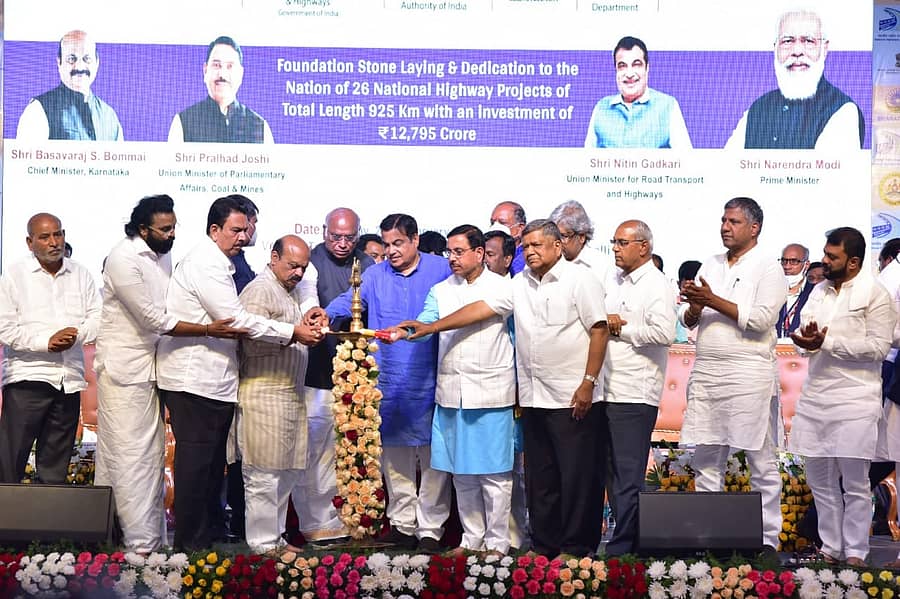 ಹುಬ್ಬಳ್ಳಿಯಲ್ಲಿ ಸೋಮವಾರ ನಡೆದ, ಒಟ್ಟು 925 ಕಿ.ಮೀ. ಉದ್ದದ ₹12,975 ಕೋಟಿ ವೆಚ್ಚದ 26 ರಾಷ್ಟ್ರೀಯ ಹೆದ್ದಾರಿಗಳ ಶಂಕುಸ್ಥಾಪನೆ ಹಾಗೂ ಲೋಕಾರ್ಪಣೆ ಕಾರ್ಯಕ್ರಮವನ್ನು ಕೇಂದ್ರ ಸಚಿವ ನಿತಿನ್ ಗಡ್ಕರಿ ಉದ್ಘಾಟಿಸಿದರು. ರಾಜ್ಯಸಭೆಯ ವಿರೋಧ ಪಕ್ಷದ ನಾಯಕ ಮಲ್ಲಿಕಾರ್ಜುನ ಖರ್ಗೆ, ಮುಖ್ಯಮಂತ್ರಿ ಬಸವರಾಜ ಬೊಮ್ಮಾಯಿ, ಕೇಂದ್ರ ಸಚಿವ ಎ. ನಾರಾಯಣ ಸ್ವಾಮಿ ಇದ್ದಾರೆ