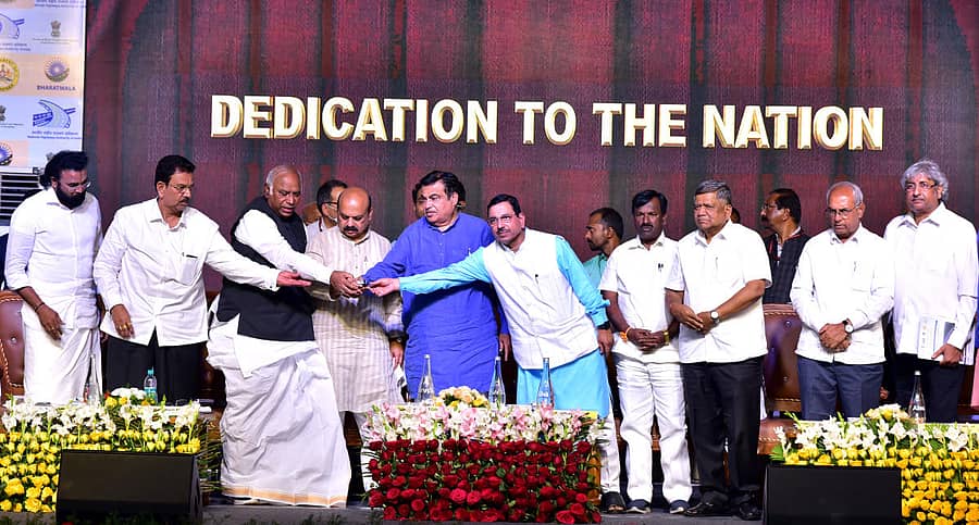 ಹುಬ್ಬಳ್ಳಿಯಲ್ಲಿ ಸೋಮವಾರ ಕೇಂದ್ರ ಸಚಿವ ನಿತಿನ್ ಗಡ್ಕರಿ ಅವರು ರಾಜ್ಯದ ವಿವಿಧ ಭಾಗಗಳಲ್ಲಿ 26 ರಾಷ್ಟ್ರೀಯ ಹೆದ್ದಾರಿಗಳ ಶಂಕುಸ್ಥಾಪನೆ ಹಾಗೂ ವಿವಿಧ ಹೆದ್ದಾರಿಗಳ ಲೋಕಾರ್ಪಣೆಗೆ ರಿಮೋಟ್ ಮೂಲಕ ಚಾಲನೆ ನೀಡಿದರು. ಸಚಿವರಾದ ಬಿ. ಶ್ರೀರಾಮುಲು, ಸಿ.ಸಿ. ಪಾಟೀಲ, ರಾಜ್ಯಸಭೆಯ ವಿರೋಧ ಪಕ್ಷದ ನಾಯಕ ಮಲ್ಲಿಕಾರ್ಜುನ ಖರ್ಗೆ, ಮುಖ್ಯಮಂತ್ರಿ ಬಸವರಾಜ ಬೊಮ್ಮಾಯಿ, ಕೇಂದ್ರ ಸಚಿವರಾದ ಪ್ರಲ್ಹಾದ ಜೋಶಿ, ಎ. ನಾರಾಯಣಸ್ವಾಮಿ, ಶಾಸಕ ಜಗದೀಶ ಶೆಟ್ಟರ್, ಜಿಲ್ಲಾ ಉಸ್ತುವಾರಿ ಸಚಿವ ಹಾಲಪ್ಪ ಆಚಾರ್, ಸಂಸದ ಶಿವಕುಮಾರ ಉದಾಸಿ ಇದ್ದಾರೆ– ಪ್ರಜಾವಾಣಿ ಚಿತ್ರ